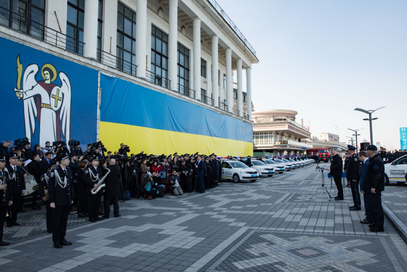 Порошенко передал Нацполиции 102 автомобиля и 10 катеров